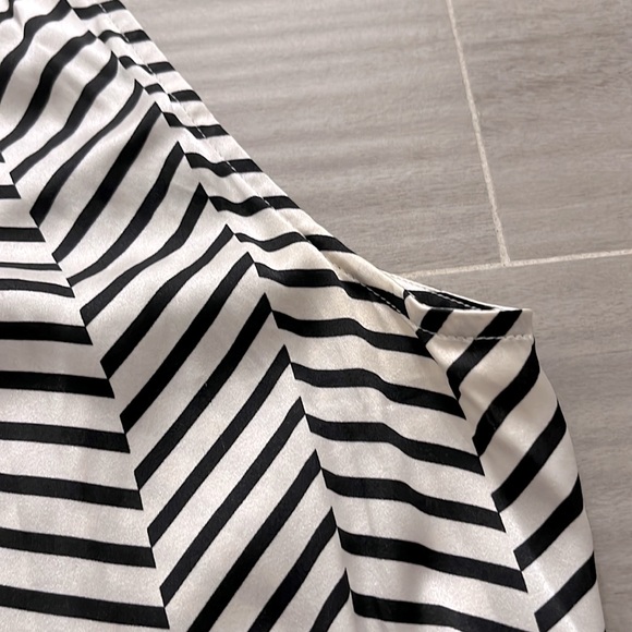 St. John’s Silk Blouse with sash tie. - Picture 5 of 5